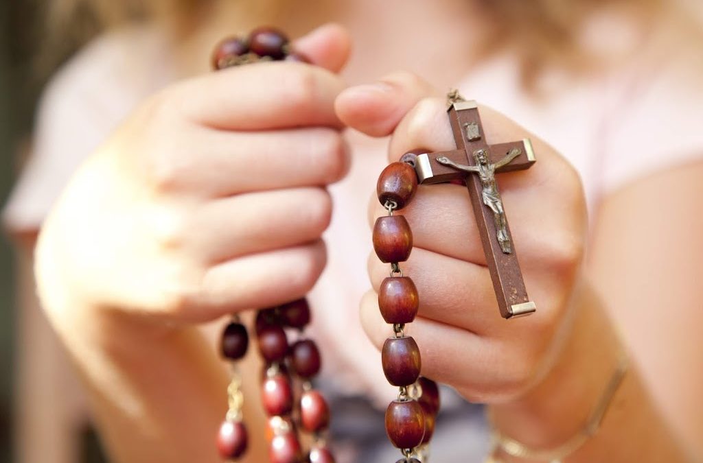 Child praying the rosary