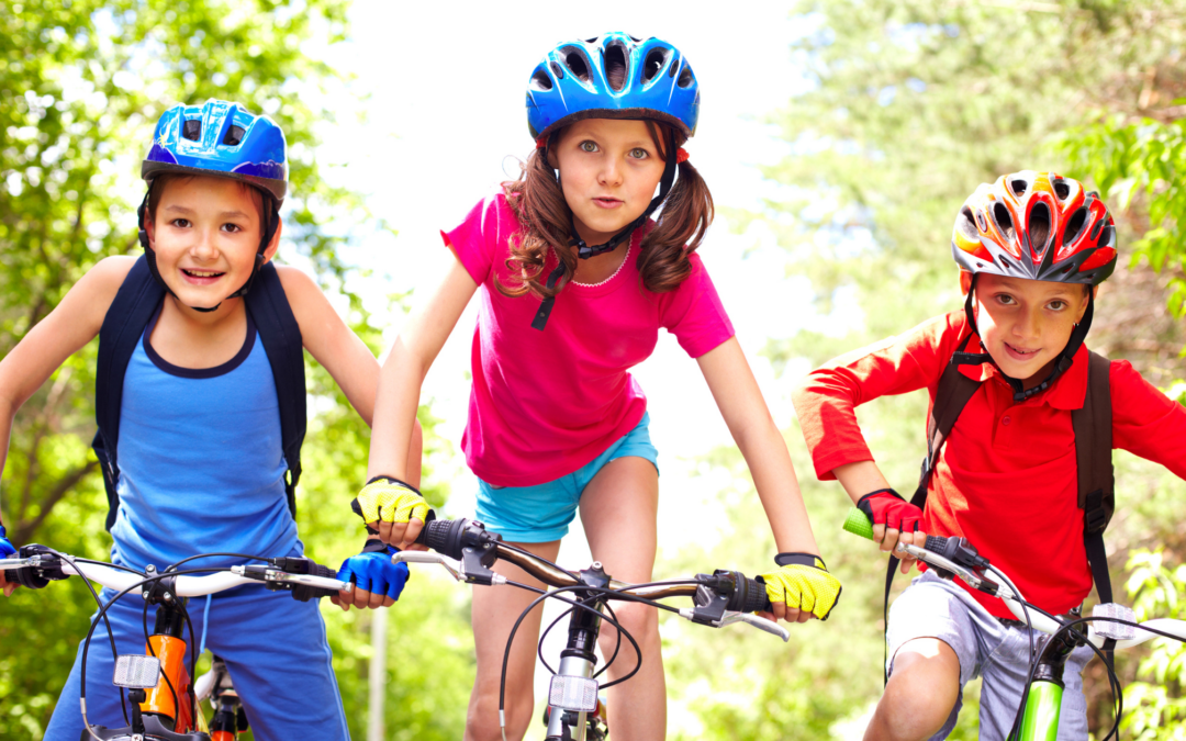 3 children on bikes